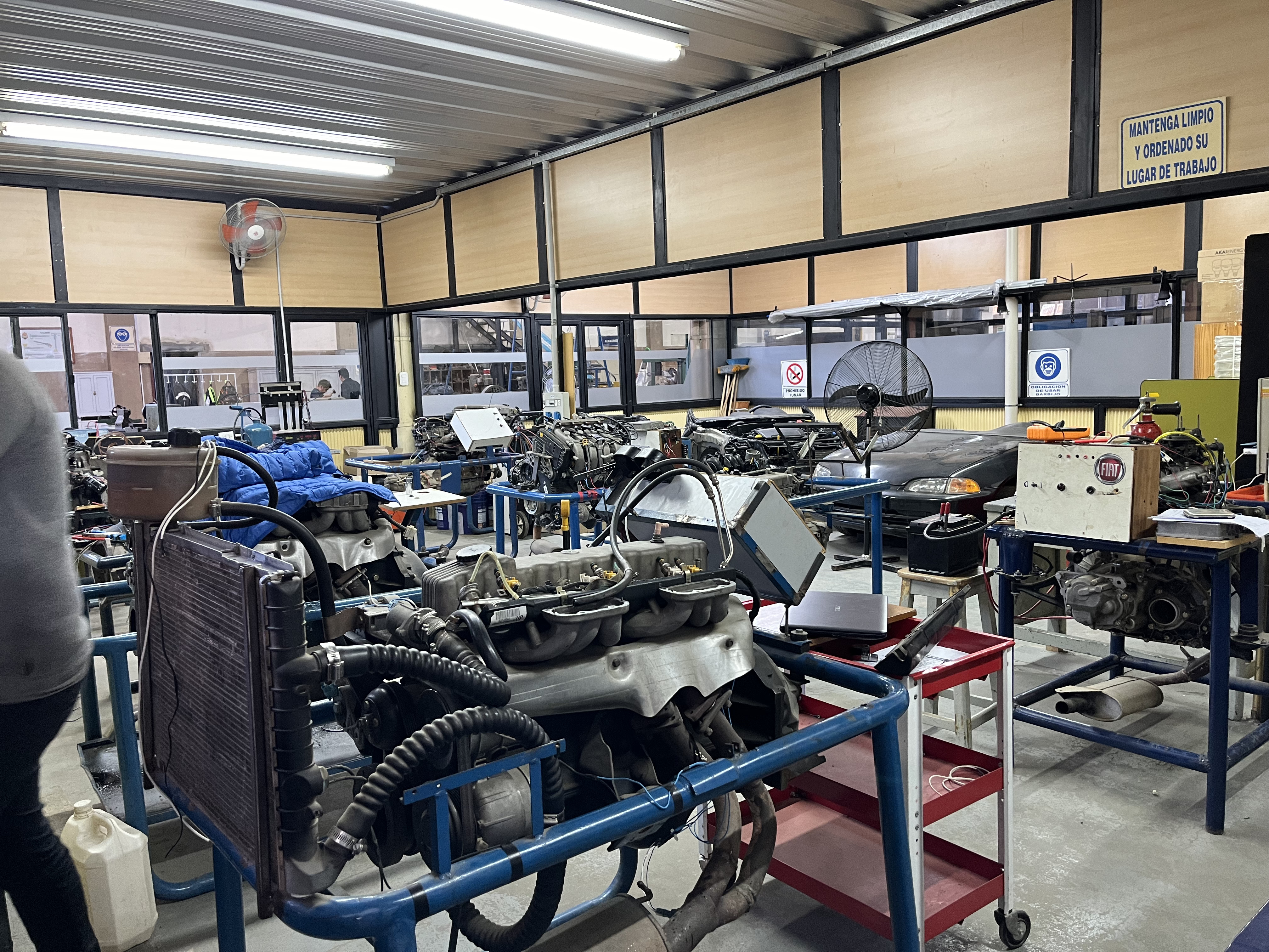 Estudiantes de automotores trabajando