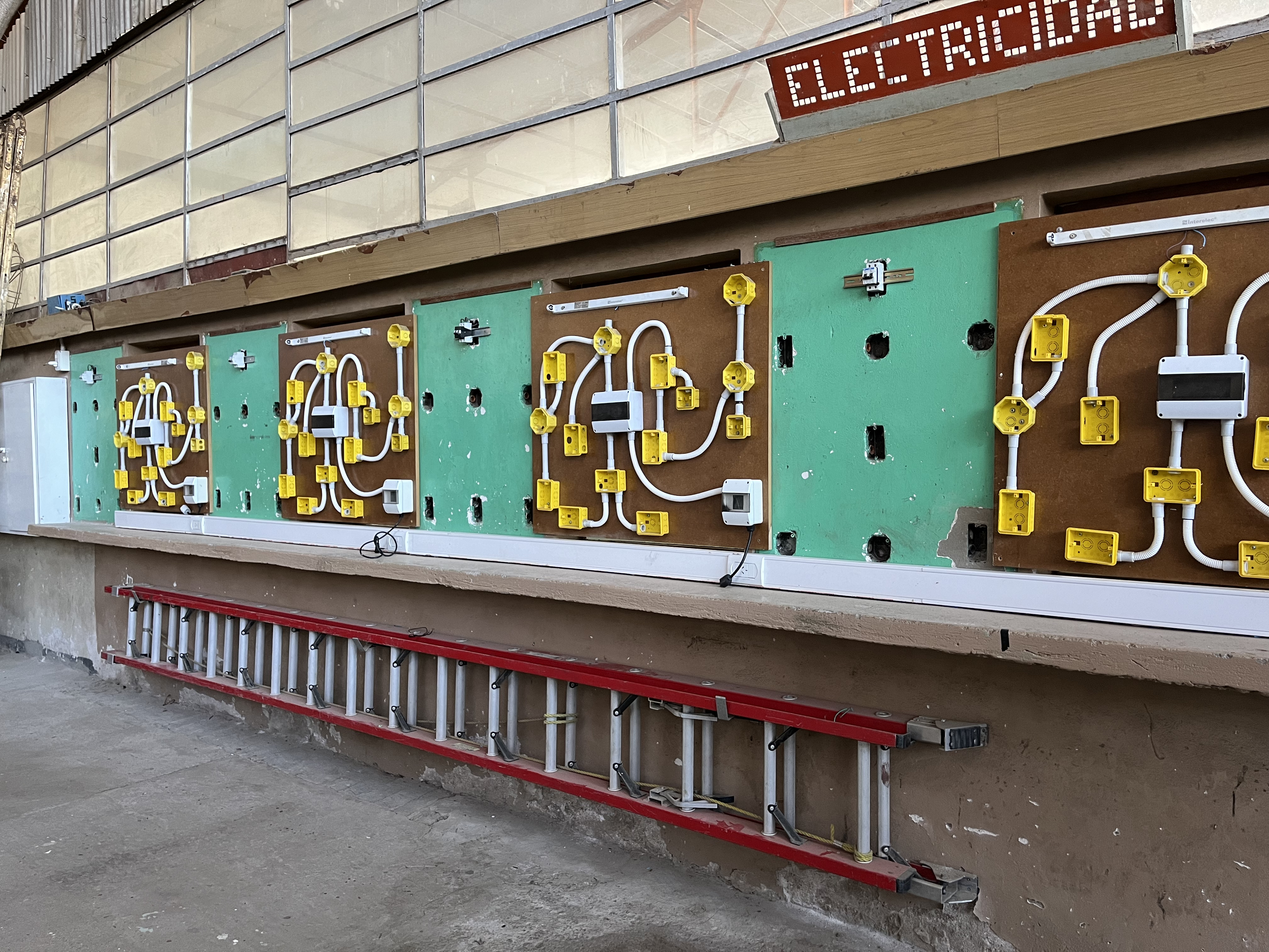 Estudiantes de electricidad trabajando