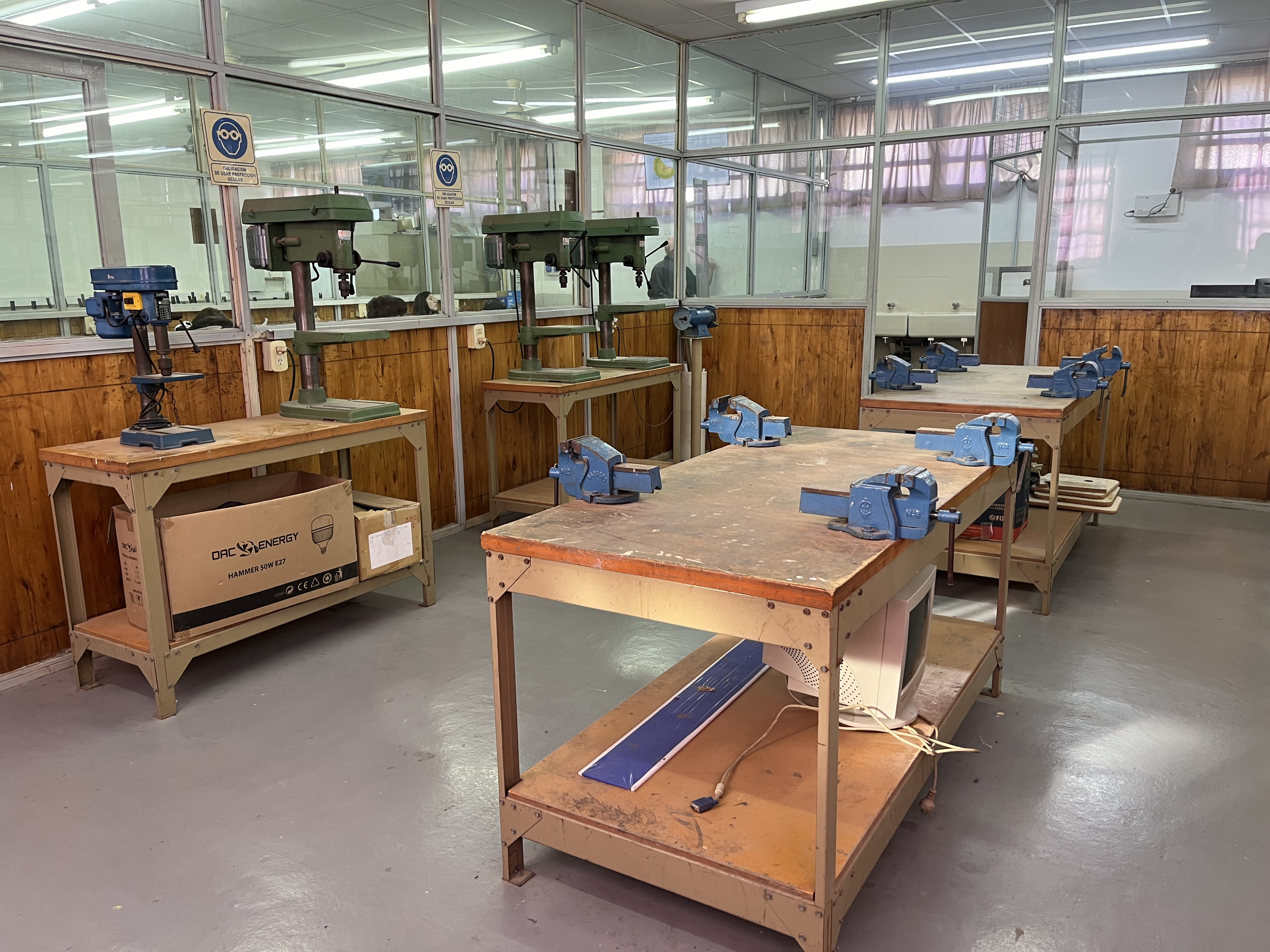 Estudiantes de electrónica trabajando