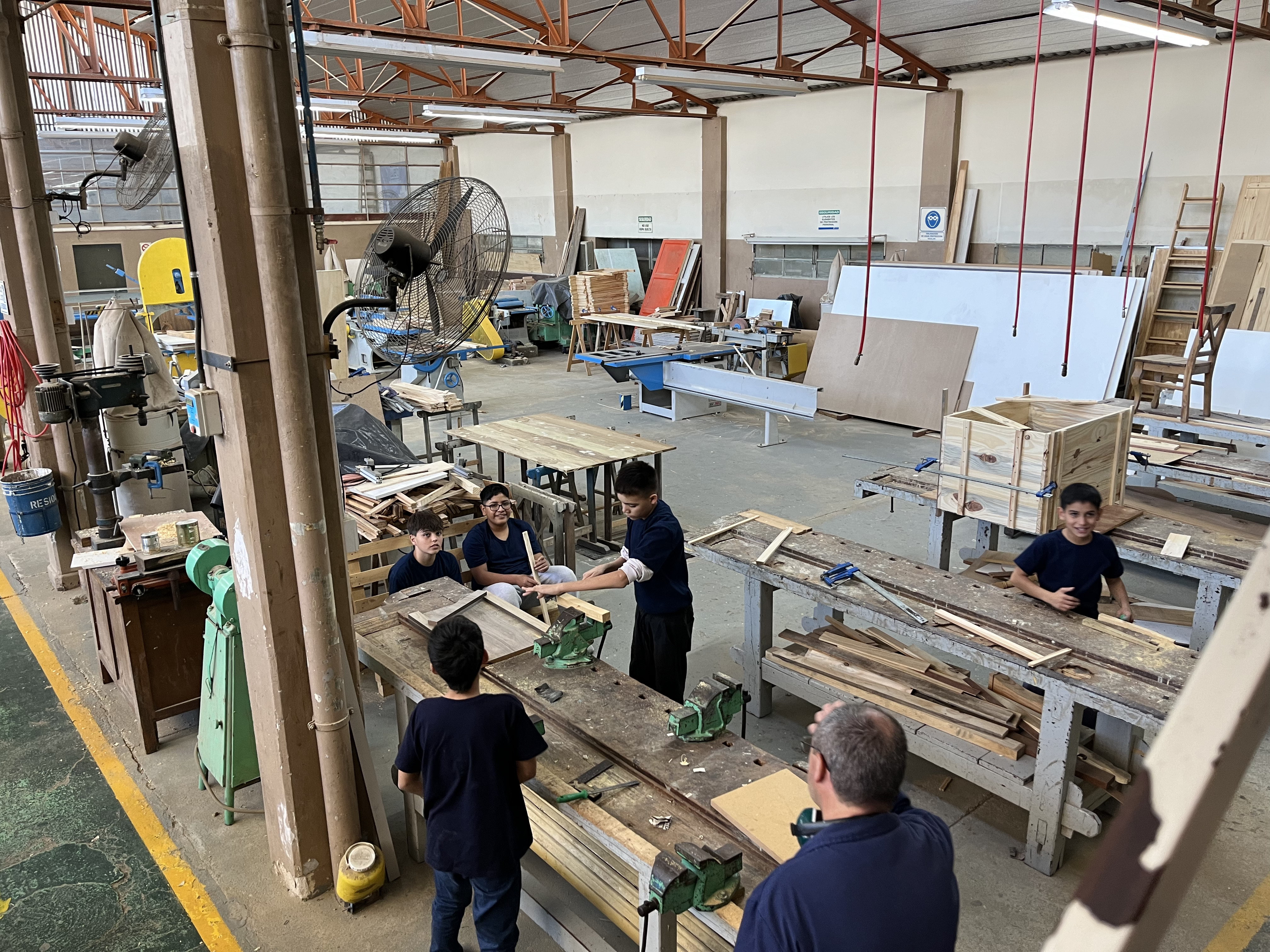 Estudiantes de IMM trabajando