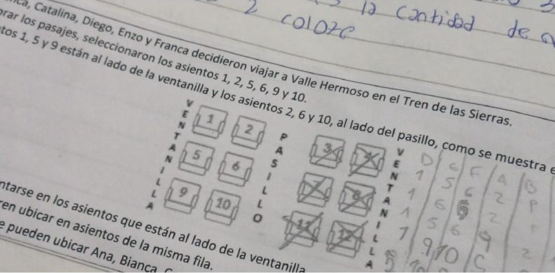 Estudiantes resolviendo problemas