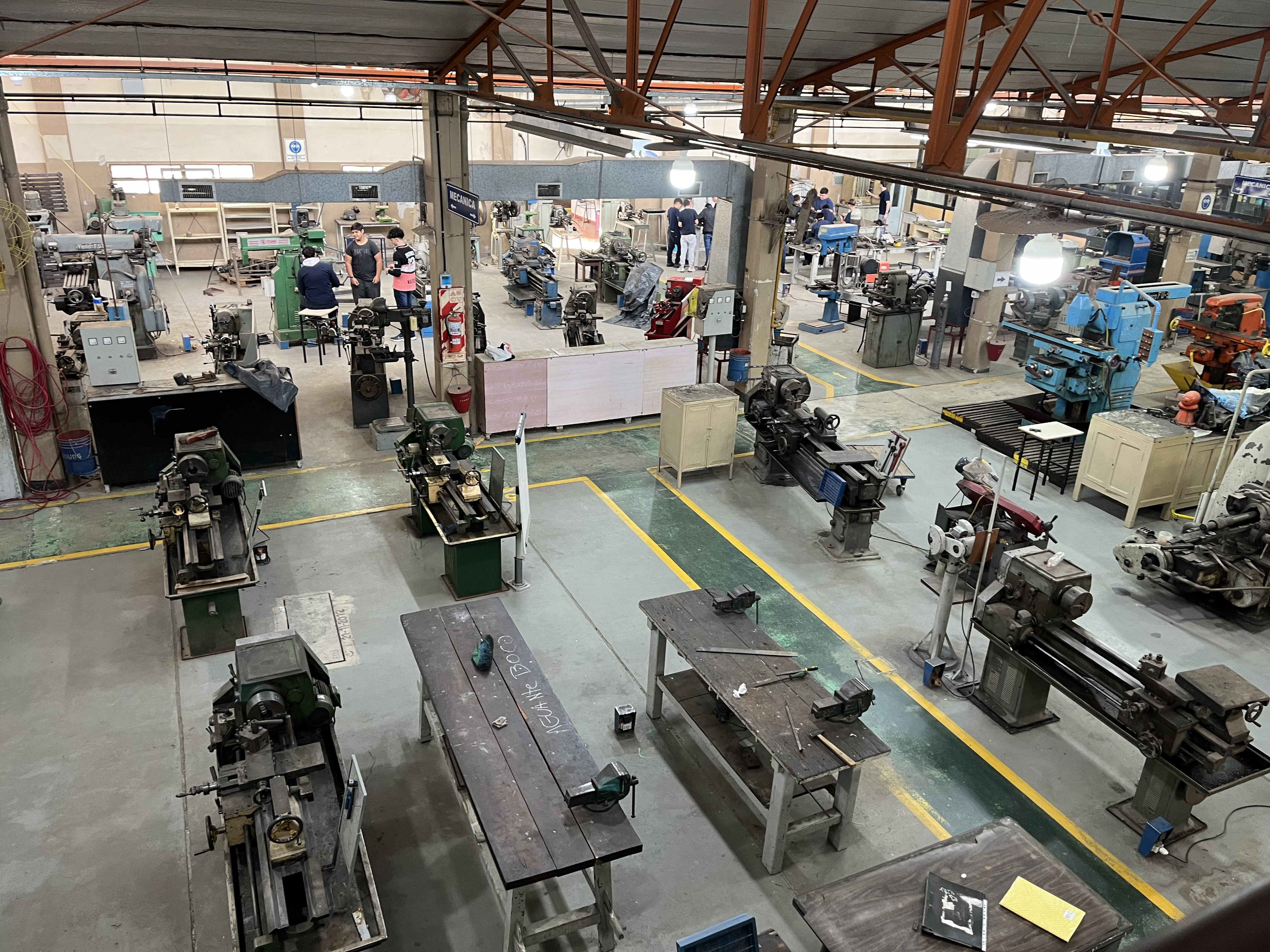 Estudiantes de mecánica trabajando