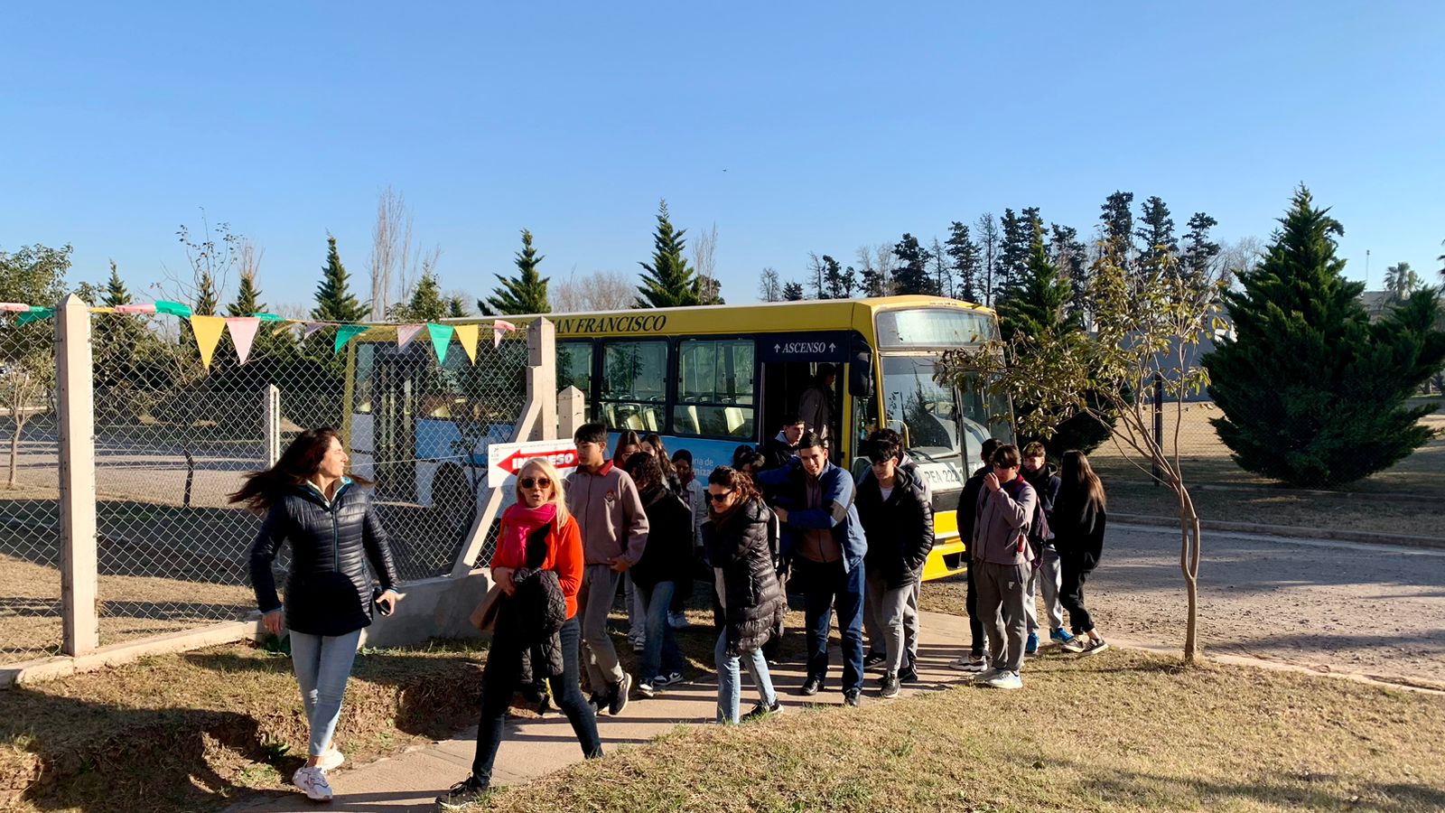 Estudiantes trabajando en proyectos